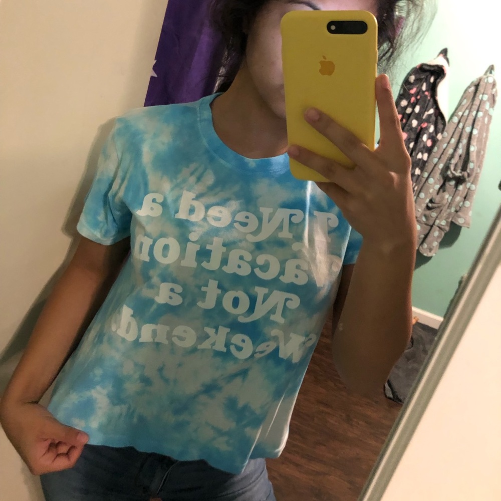 cropped blue tee with text